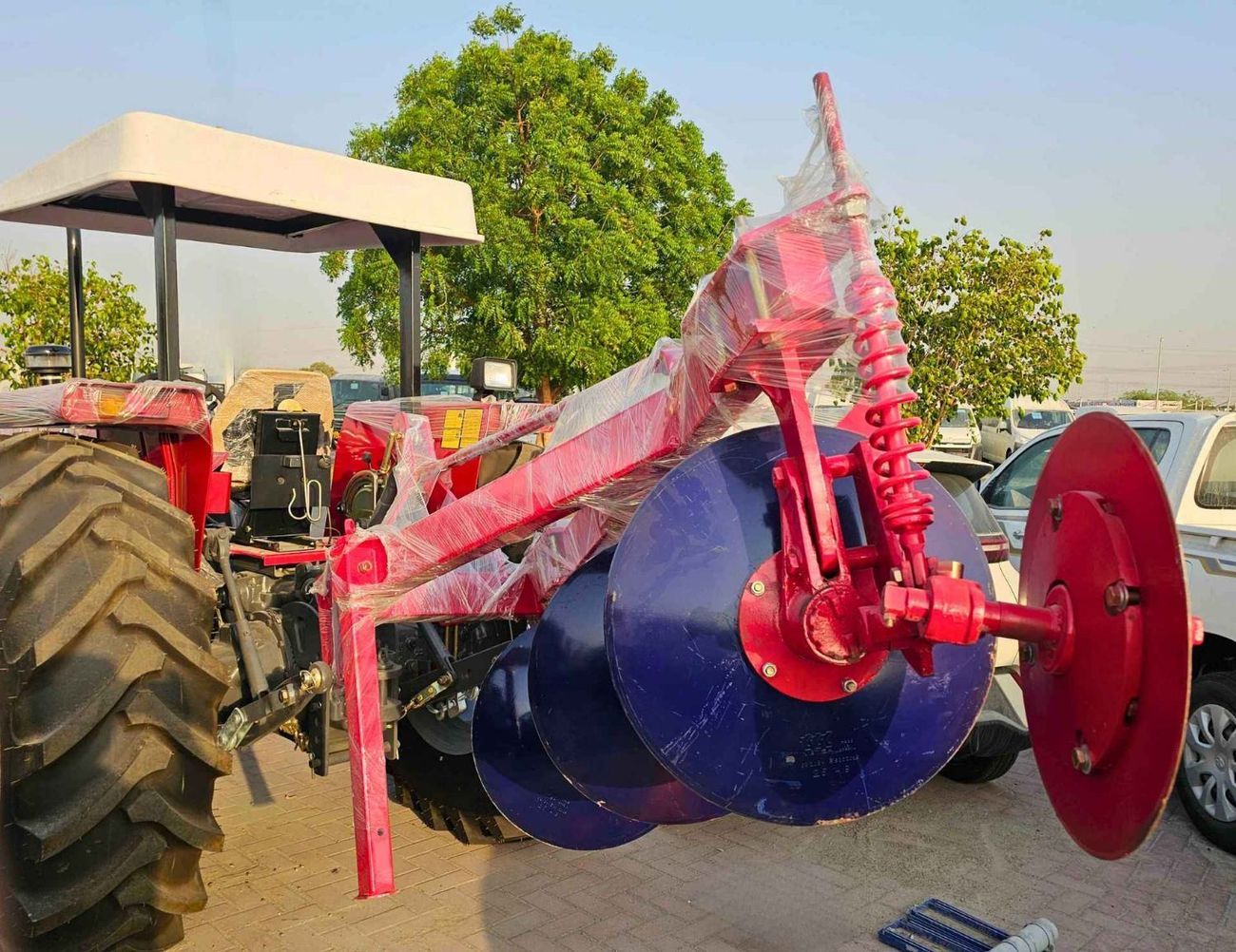 Massey Ferguson 390 TRACTOR / DIESEL / M/T / 4WD - tractor for export — photo 8 of 16