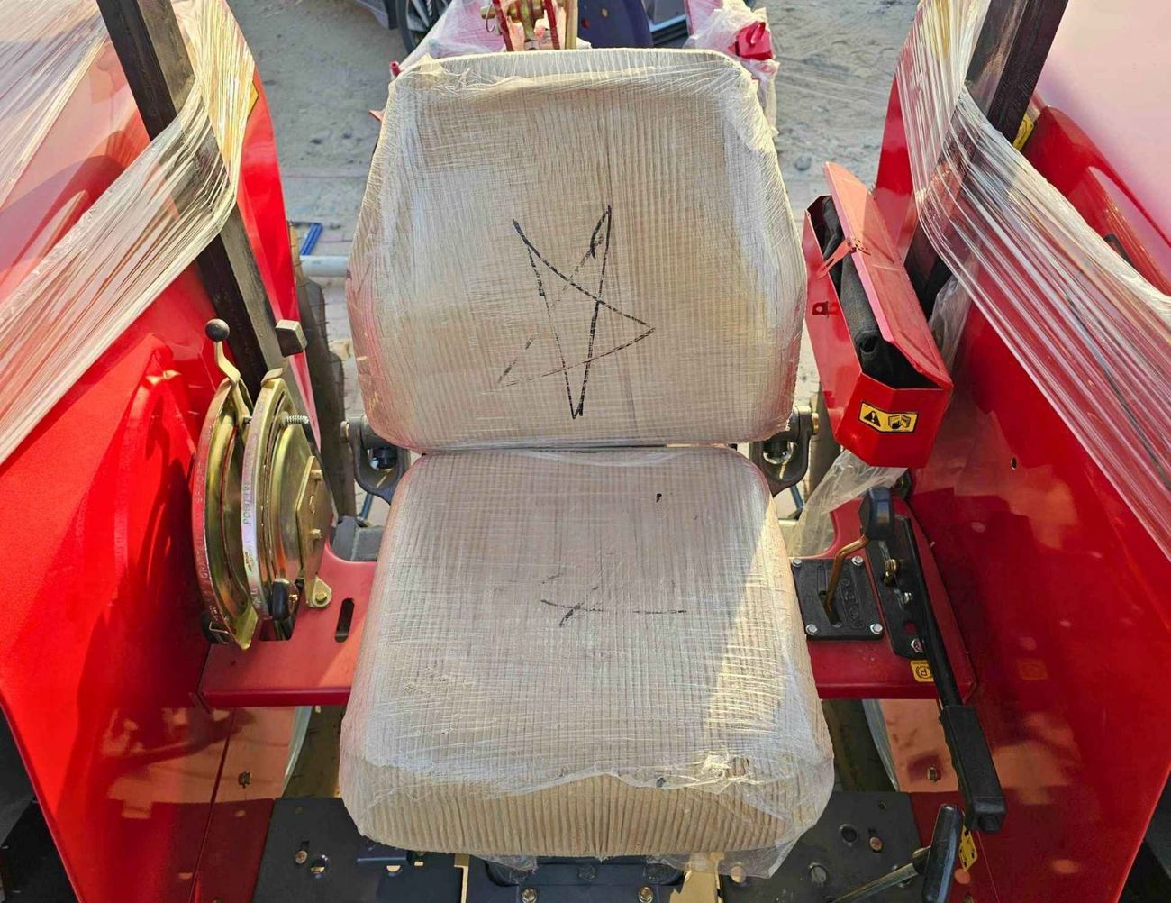 Massey Ferguson 390 TRACTOR / DIESEL / M/T / 4WD - tractor for export — photo 9 of 16