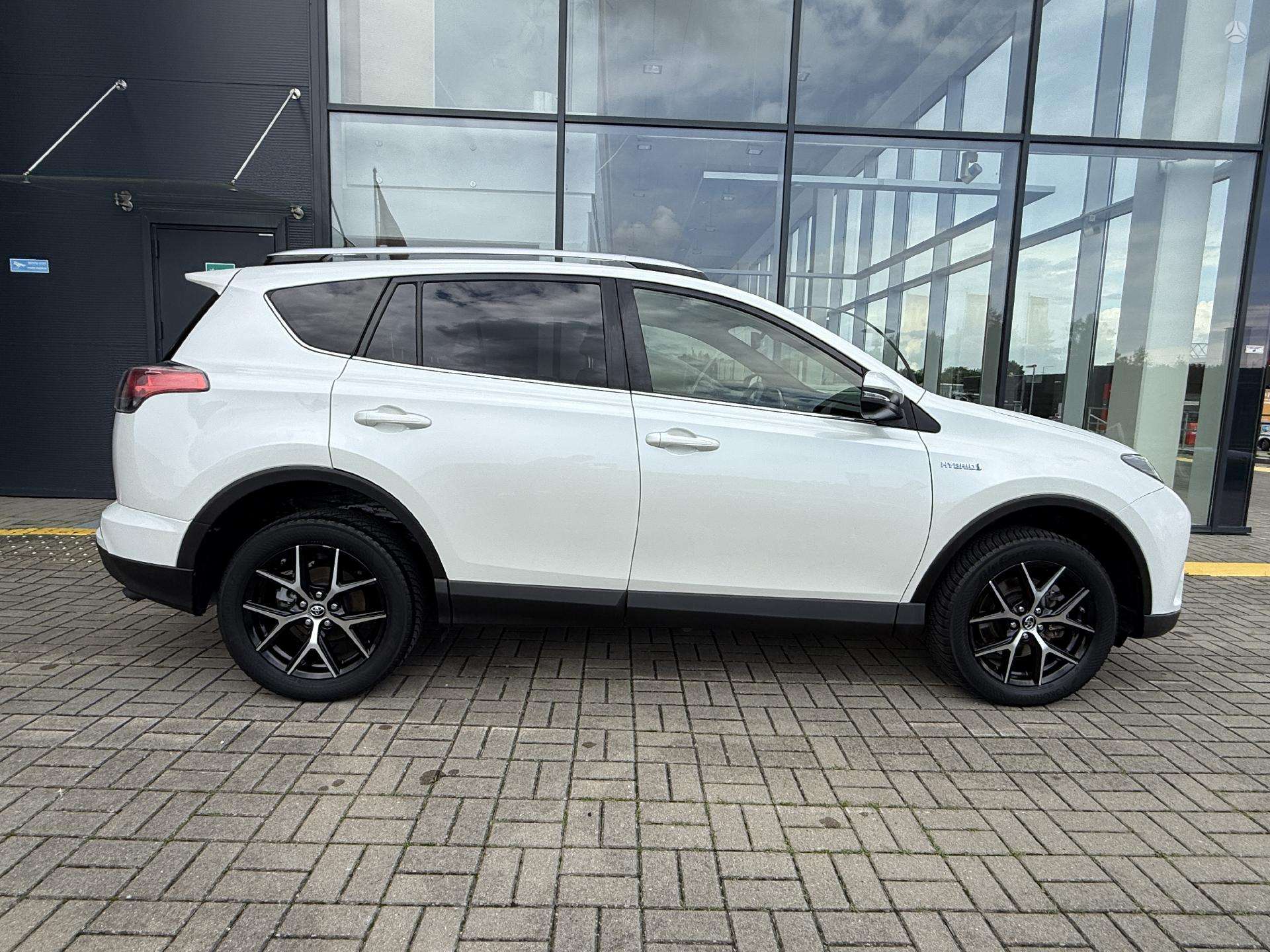 2017 Toyota RAV4 - used vehicle for export — photo 1 of 4