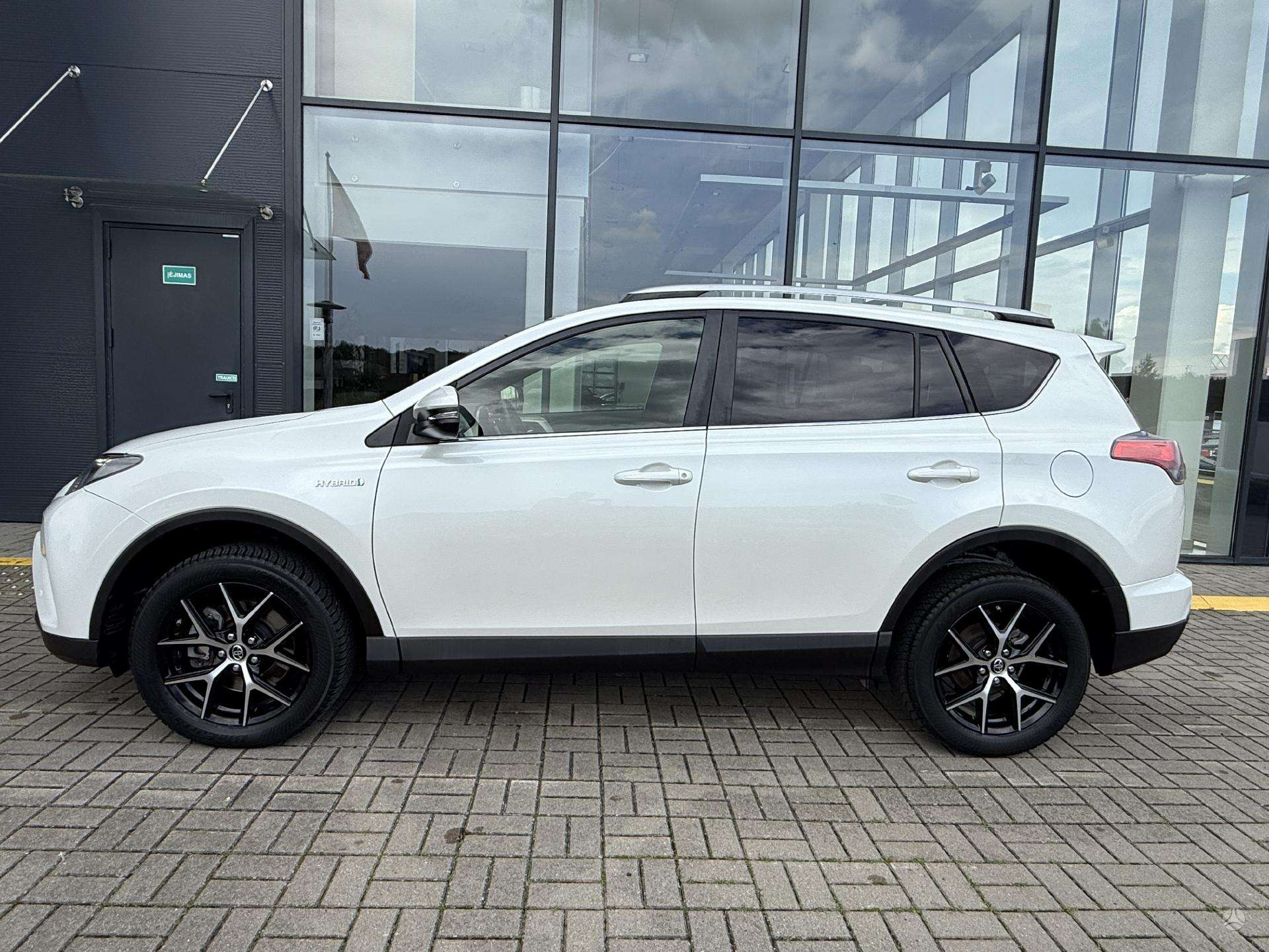 2017 Toyota RAV4 - used vehicle for export — photo 2 of 4