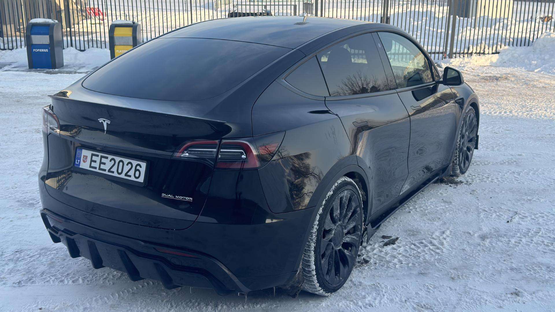 2022  Tesla Model Y - used vehicle for export — photo 3 of 4