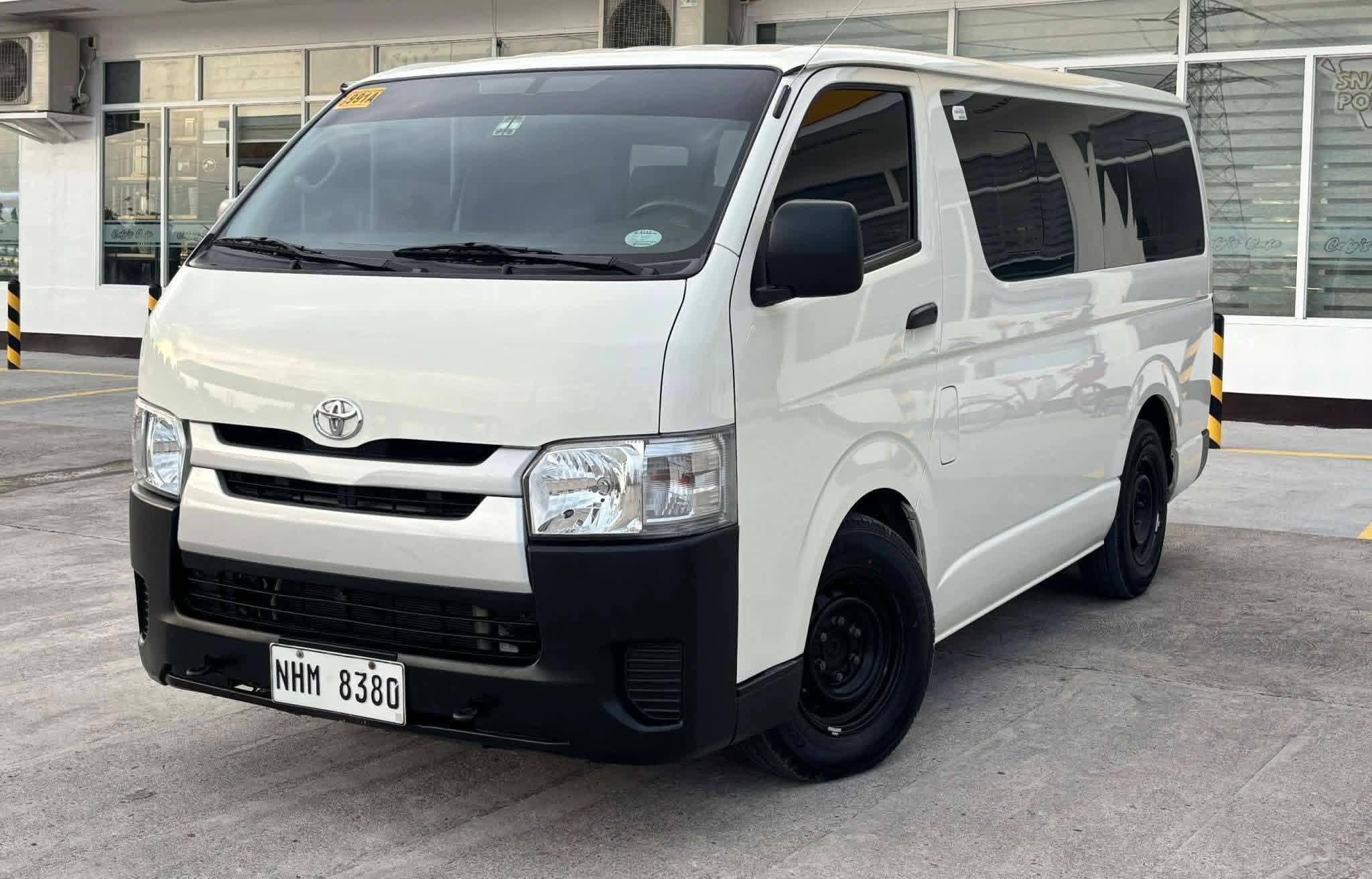 2020 TOYOTA HIACE VAN - used vehicle for export — photo 1 of 4