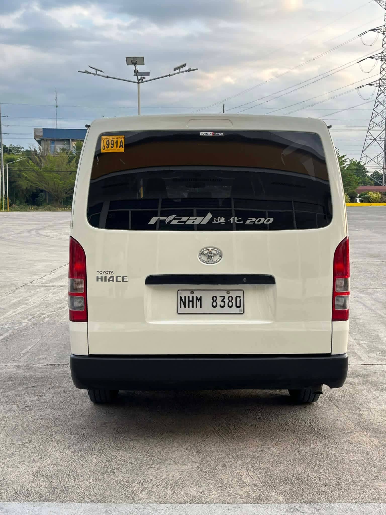 2020 TOYOTA HIACE VAN - used vehicle for export — photo 2 of 4