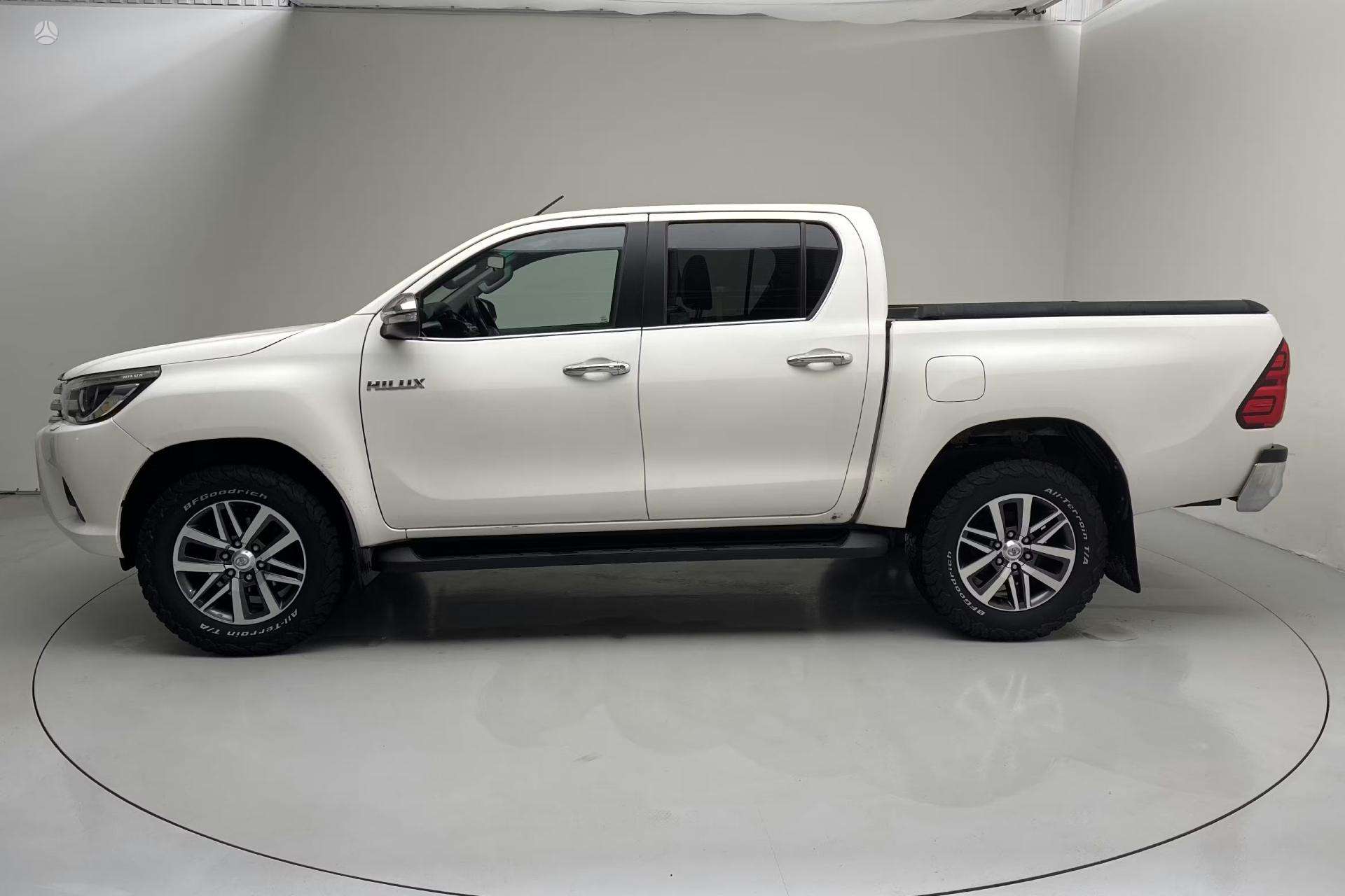 Toyota Hilux prepared for RoRo shipping