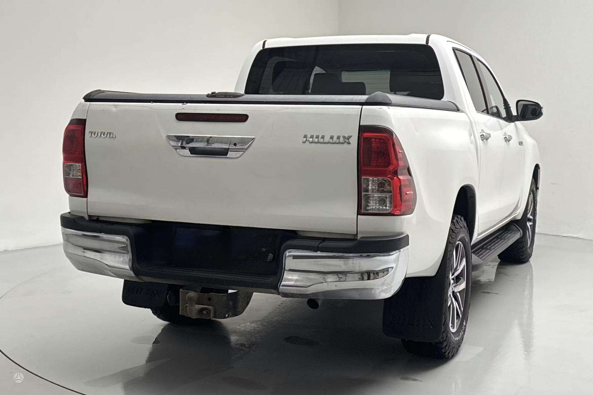 2017 Toyota Hilux - used vehicle for export — photo 3 of 4